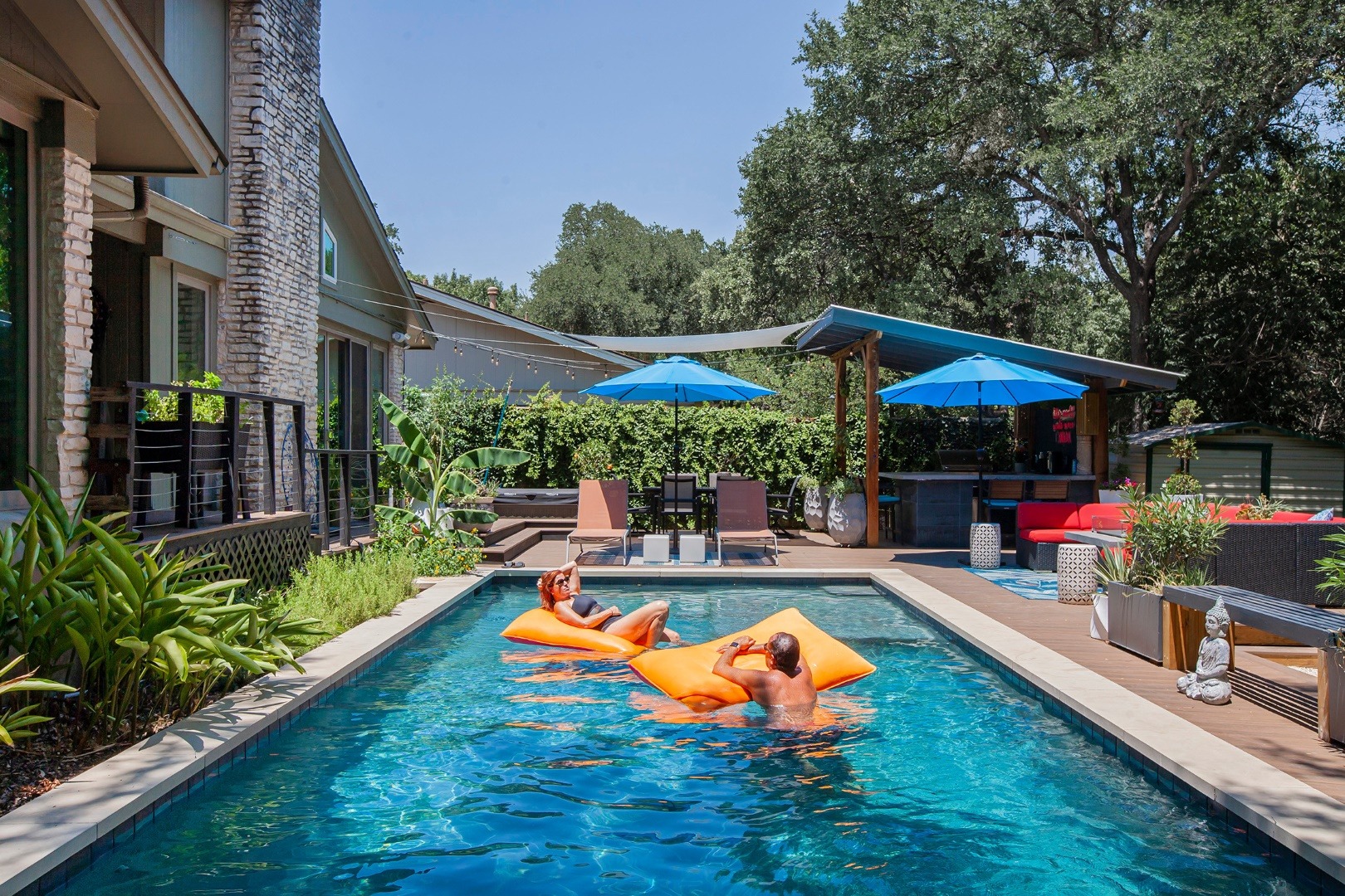 Fenomenales diseños de piscinas en casas modernas GEOCAX